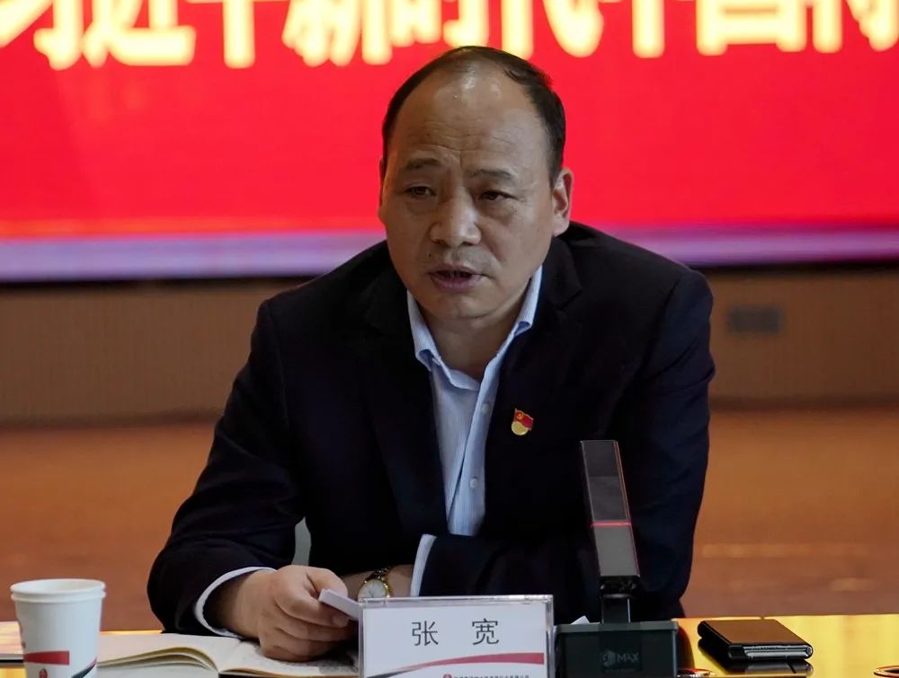 党委副书记、主题教育领导小组副组长张宽主持仪式.jpg