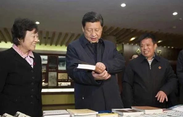281682653198669254.jpeg 2013年习近平到山东曲阜孔府考察,饶有兴趣的说这两本书我要仔细看看.jpg