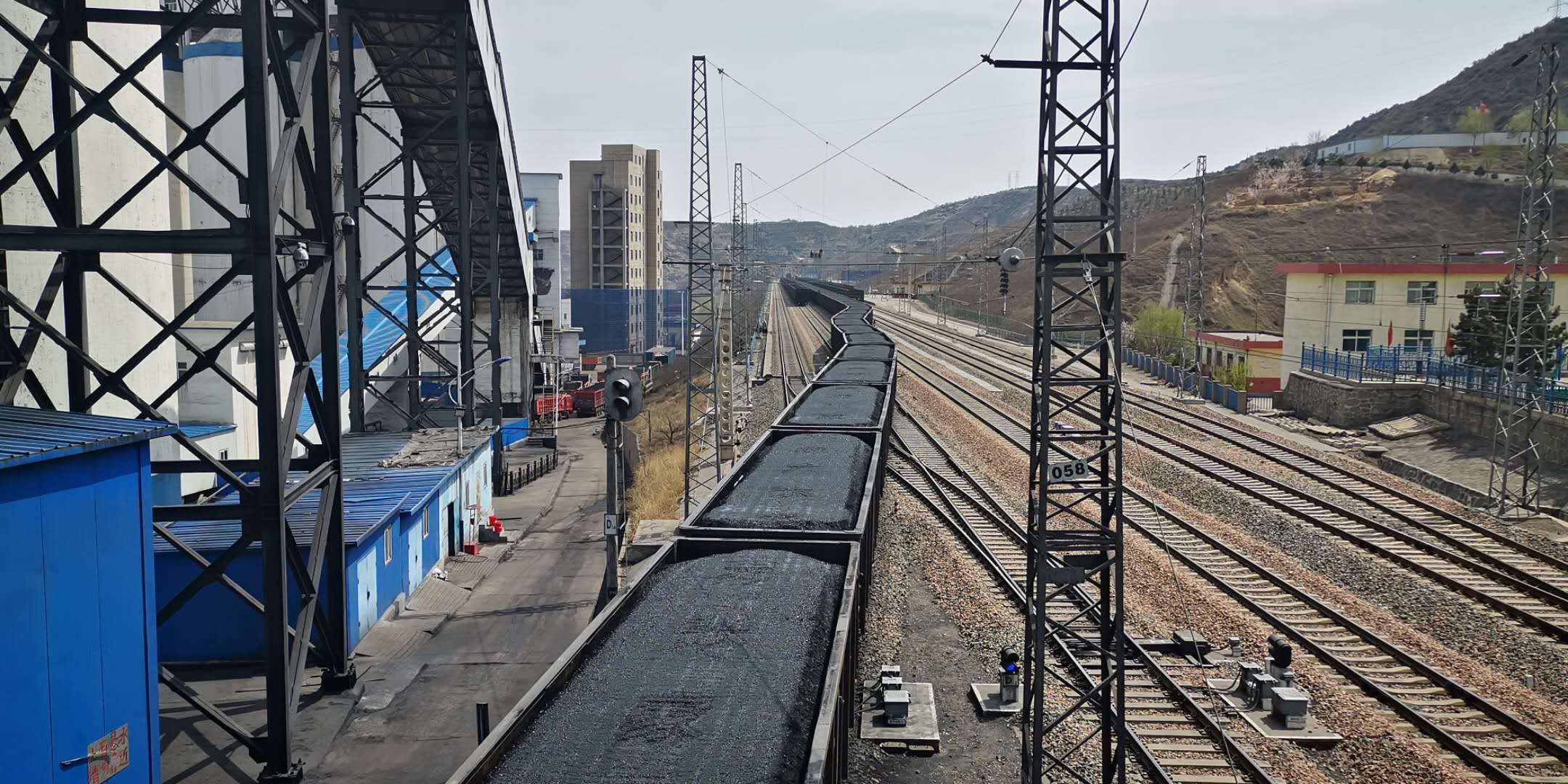 121683876782824412.jpeg 铁路运输.jpg