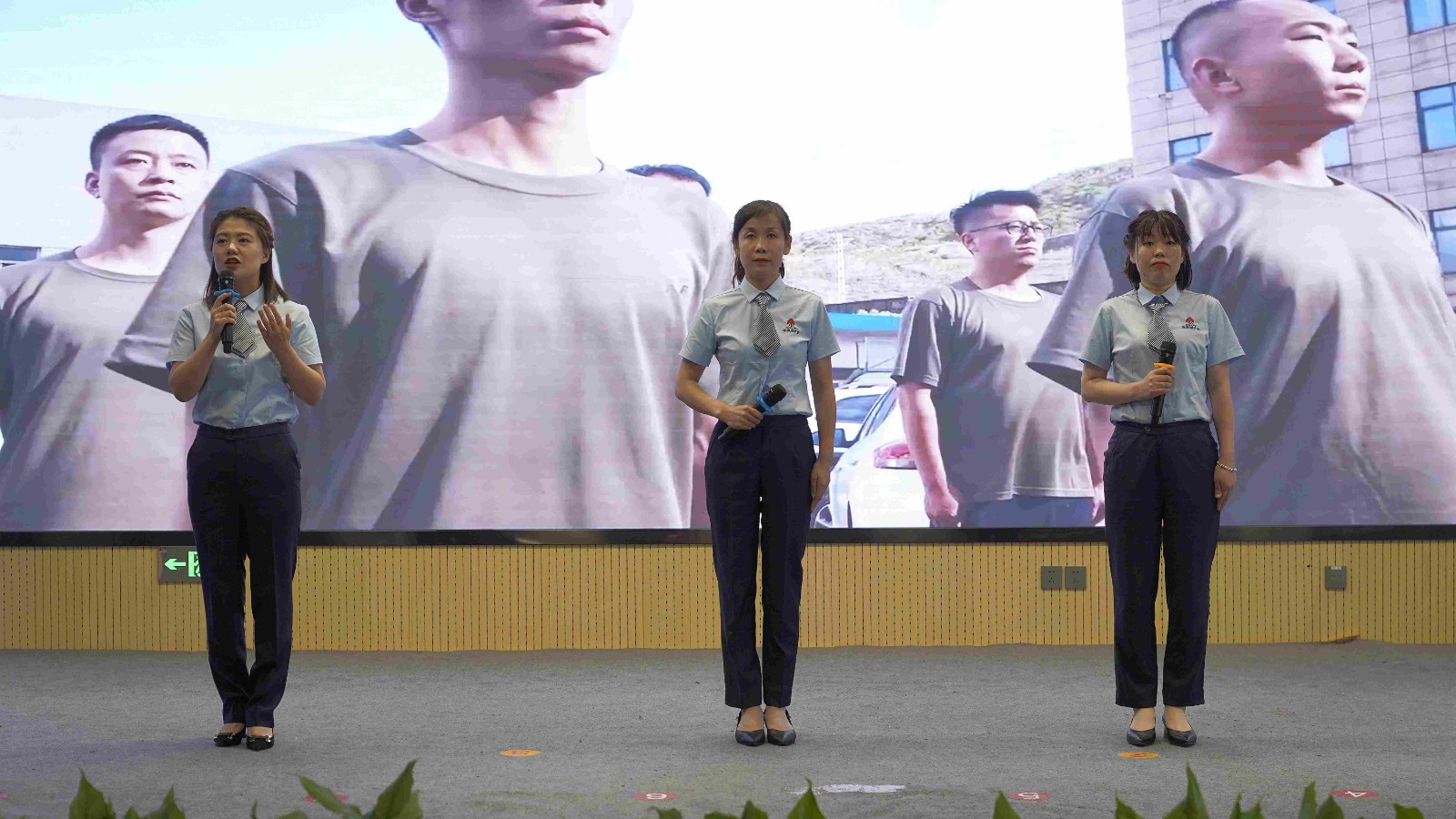 161689480422483363.jpeg 朗诵《我心中的张家峁》表演1.JPG