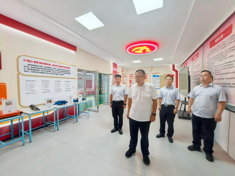 徐书记参观2.jpg