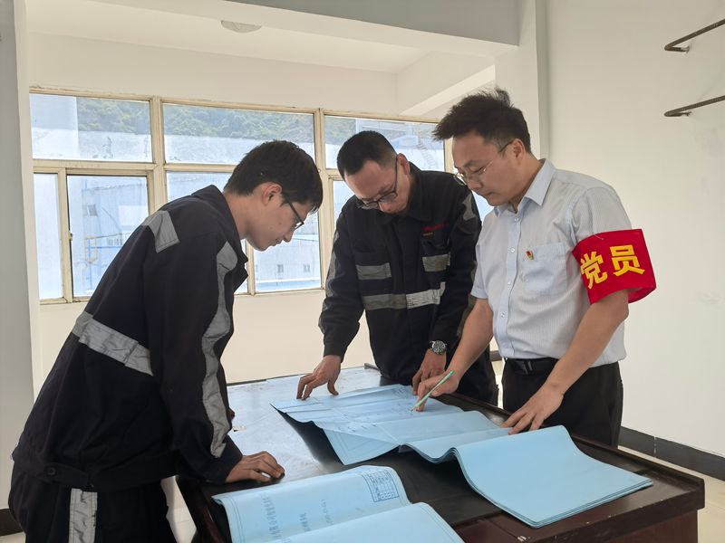 韩涛与薛明现场看图纸_副本.jpg