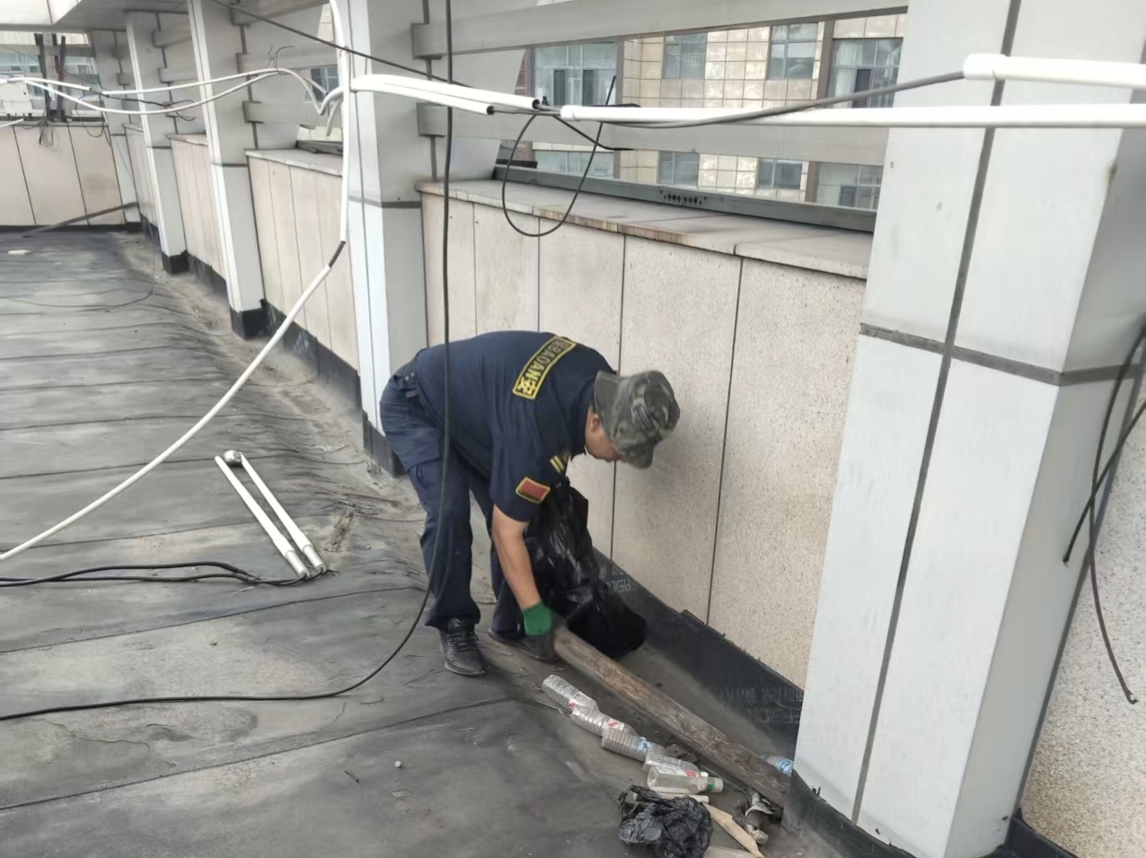 把功夫下在楼顶 把隐患挡在雨前.jpg